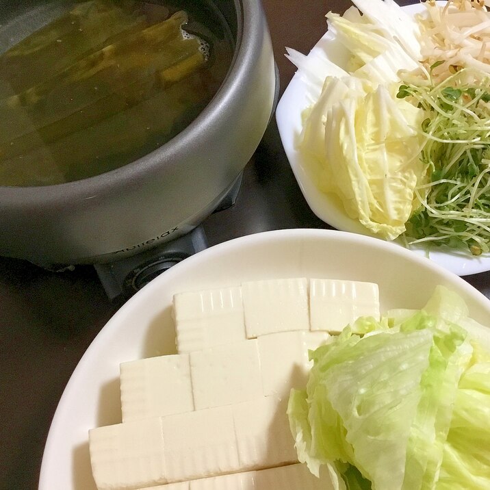 カイワレとレタスの湯豆腐
